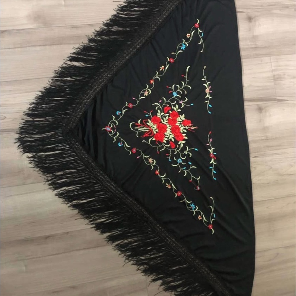 Embroidered roses shawl